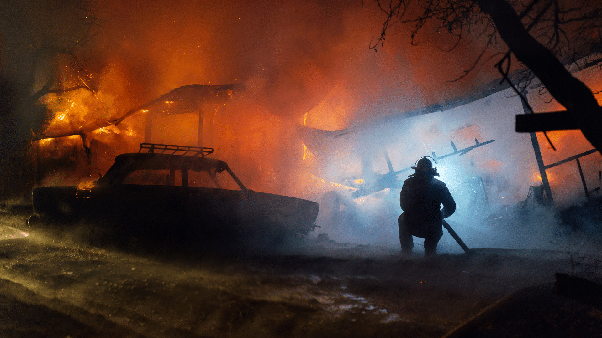 Bombeiros do CBPMESP realizando vistoria de segurança contra incêndios em edificação