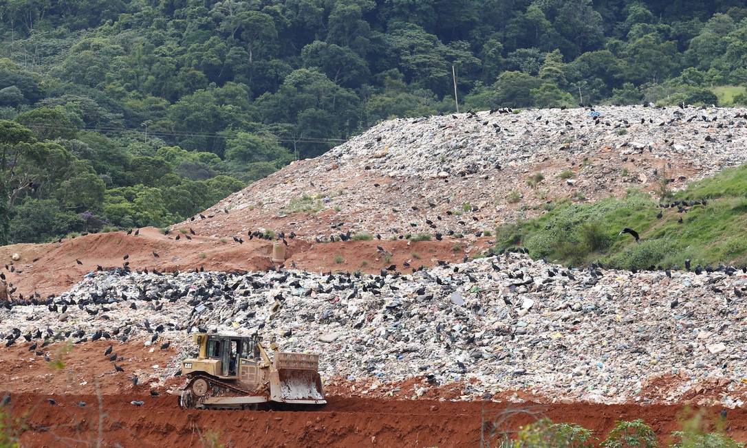 Vista aérea de aterro sanitário em operação com sistemas de impermeabilização e drenagem